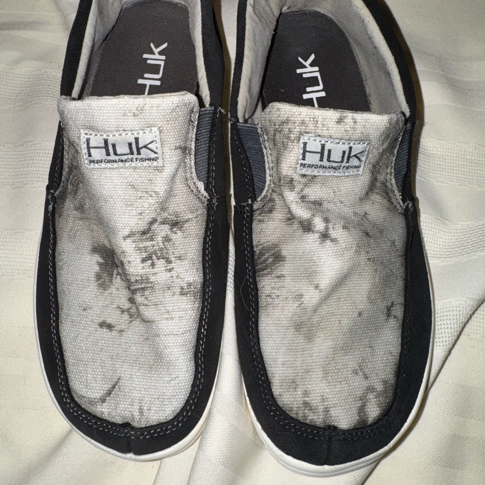 Huk Performance Fishing Shoes in White and Black with Subtle Gray Pattern